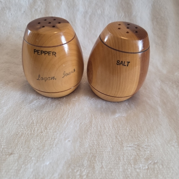 Vintage 2 Tone Wooden Barrel Salt And Pepper Shakers Collectible Logan Iowa - Picture 1 of 9